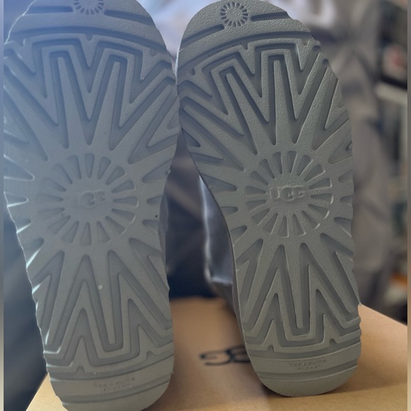 UGG Bailey Metal Graphic Leather - Picture 8 of 11